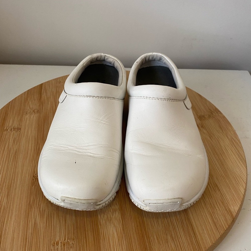 Merrell Super Grip White leather Nursing Shoes Clogs 7